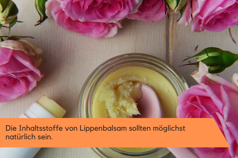 Lippenbalsam mit Rosen in der Herstellung